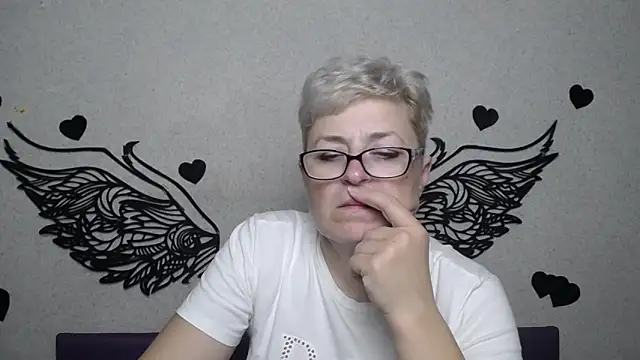 EmiliaGree online show from November 17, 2025, 6:14 pm