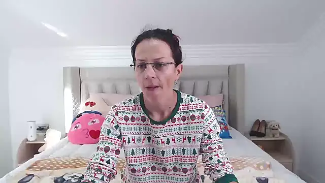 Snapshot of CatWoman0001 chatting on November 25, 2025, 7:52 am CatWoman0001 online show from November 25, 2025, 7:52 am