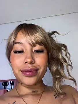 Snapshot of MarieLeon chatting on March 22, 2025, 11:09 pm MarieLeon online show from March 22, 2025, 11:09 pm