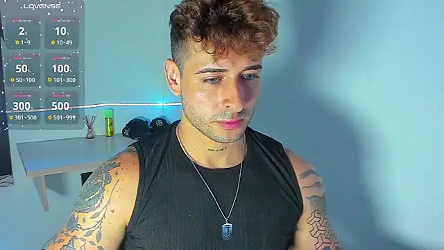 Snapshot of Ares_blue chatting on October 13, 2025, 1:33 pm Ares blue online show from October 13, 2025, 1:33 pm