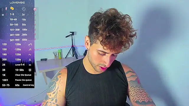 Snapshot of Ares_blue chatting on October 31, 2025, 1:12 pm Ares blue online show from October 31, 2025, 1:12 pm