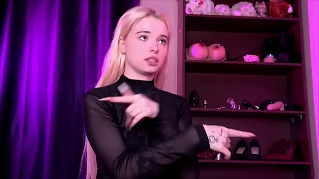 MisssLola online show from January 5, 2025, 7:28 pm