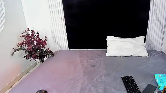 melaniecooperr online show from December 5, 2024, 11:05 am