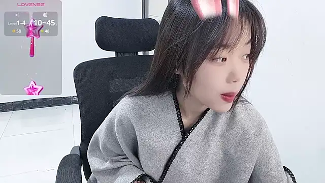 Snapshot of Lvy--v chatting on December 29, 2024, 10:47 pm Lvy--v online show from December 29, 2024, 10:47 pm