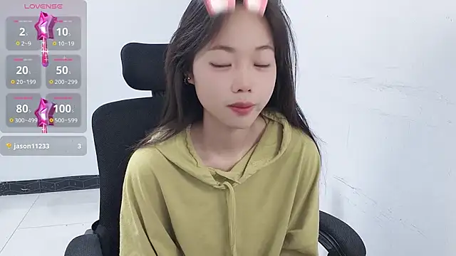 Snapshot of Lvy--v chatting on January 8, 2025, 10:37 pm Lvy--v online show from January 8, 2025, 10:37 pm