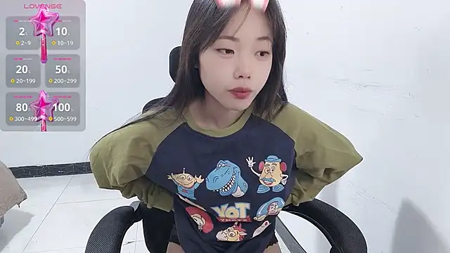 Snapshot of Lvy--v chatting on January 14, 2025, 10:44 pm Lvy--v online show from January 14, 2025, 10:44 pm