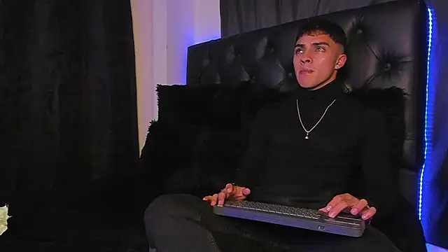 Snapshot of James1lee_ chatting on December 17, 2024, 3:28 am James1lee  online show from December 17, 2024, 3:28 am