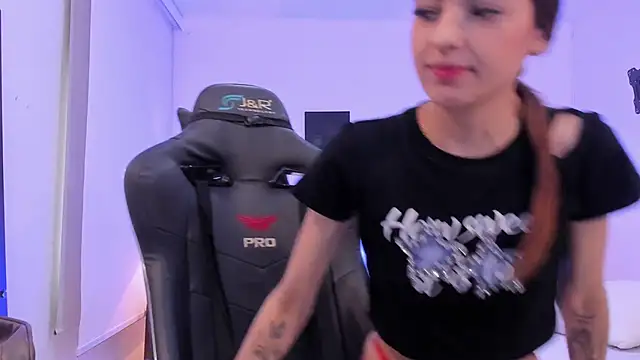 sofiarouge online show from November 5, 2025, 8:09 pm