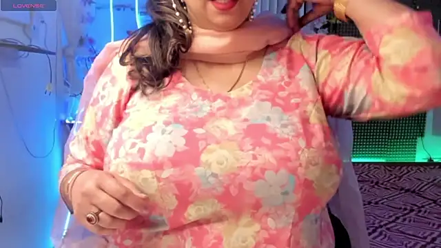 Snapshot of Gulabi_Queen chatting on February 3, 2025, 7:51 am Gulabi Queen online show from February 3, 2025, 7:51 am