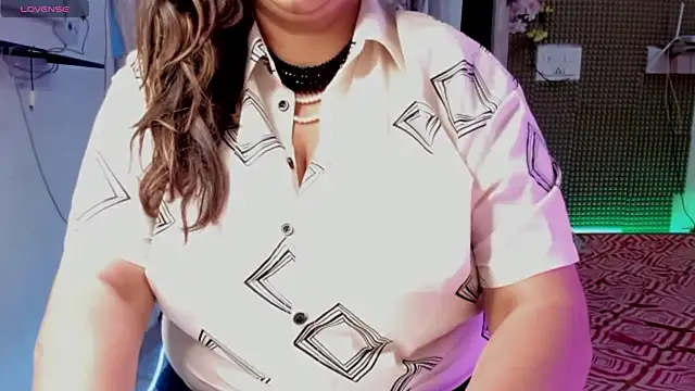 Snapshot of Gulabi_Queen chatting on March 5, 2025, 11:17 am Gulabi Queen online show from March 5, 2025, 11:17 am