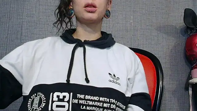 LusstCruella online show from March 6, 2025, 6:05 pm