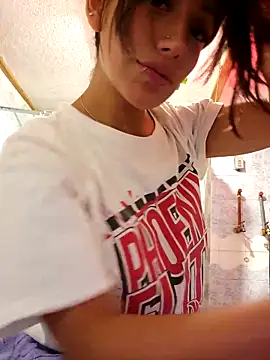 Snapshot of Lau1127 chatting on December 3, 2025, 3:58 am Lau1127 online show from December 3, 2025, 3:58 am