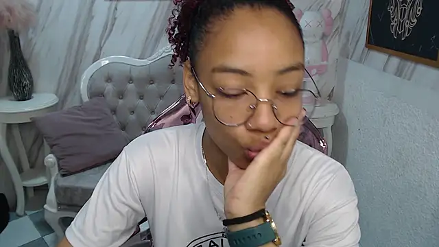 Violeth b online show from February 4, 2025, 12:44 pm