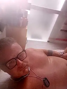 Snapshot of swingr chatting on December 4, 2024, 12:30 am swingr online show from December 4, 2024, 12:30 am