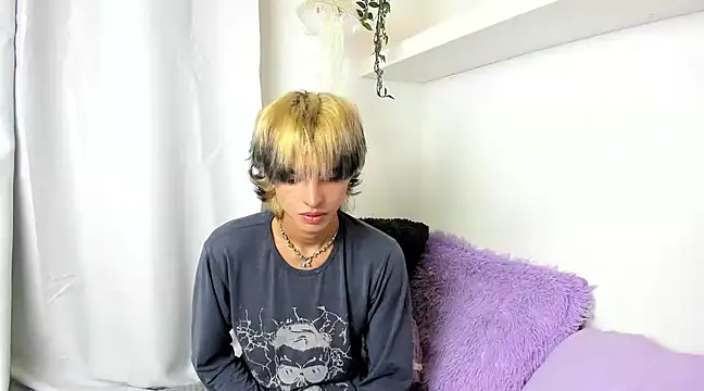 santy-kitty online show from December 4, 2024, 6:44 am