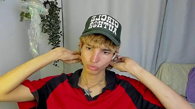 santy-kitty online show from October 6, 2025, 2:53 am