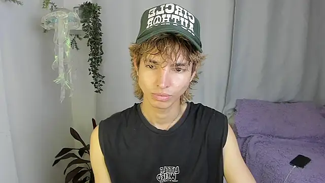 santy-kitty online show from October 15, 2025, 1:06 am