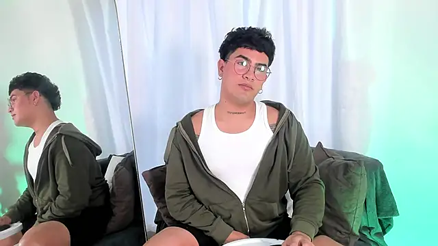 Snapshot of MatheoVelez chatting on December 9, 2024, 2:49 pm MatheoVelez online show from December 9, 2024, 2:49 pm