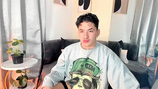 Snapshot of MatheoVelez chatting on January 27, 2025, 12:05 pm MatheoVelez online show from January 27, 2025, 12:05 pm