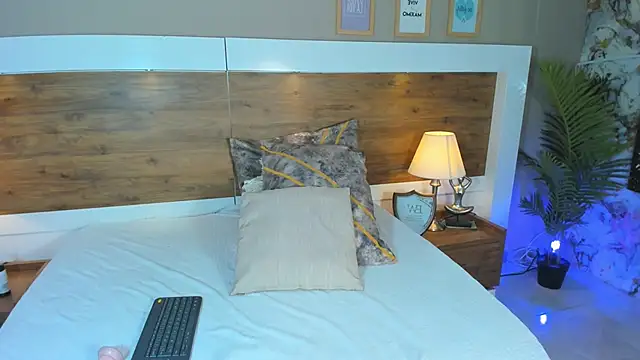 Snapshot of EmaBakker chatting on February 14, 2025, 1:08 pm EmaBakker online show from February 14, 2025, 1:08 pm