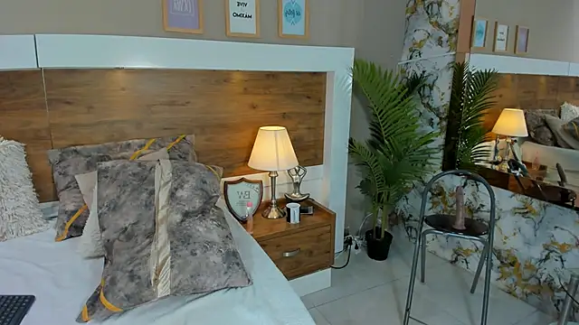 Snapshot of EmaBakker chatting on February 20, 2025, 6:24 pm EmaBakker online show from February 20, 2025, 6:24 pm