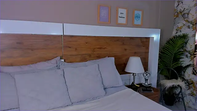 Snapshot of EmaBakker chatting on November 7, 2025, 12:16 pm EmaBakker online show from November 7, 2025, 12:16 pm