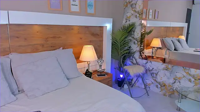 Snapshot of EmaBakker chatting on November 22, 2025, 12:37 pm EmaBakker online show from November 22, 2025, 12:37 pm