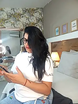 Snapshot of EmaBakker chatting on December 14, 2025, 12:10 pm EmaBakker online show from December 14, 2025, 12:10 pm