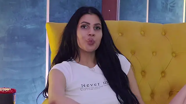 Snapshot of GiuliaHarvey chatting on March 6, 2025, 1:37 am GiuliaHarvey online show from March 6, 2025, 1:37 am