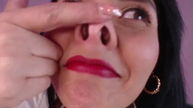 Snapshot of emily_leinner chatting on December 3, 2025, 3:32 pm emily leinner online show from December 3, 2025, 3:32 pm