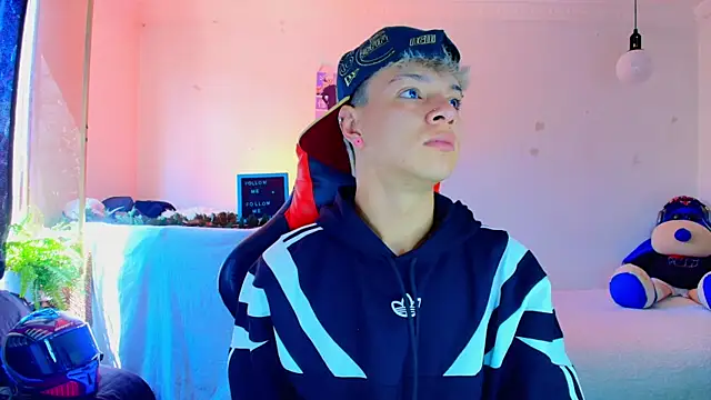 twink sebas  online show from November 18, 2025, 3:38 pm