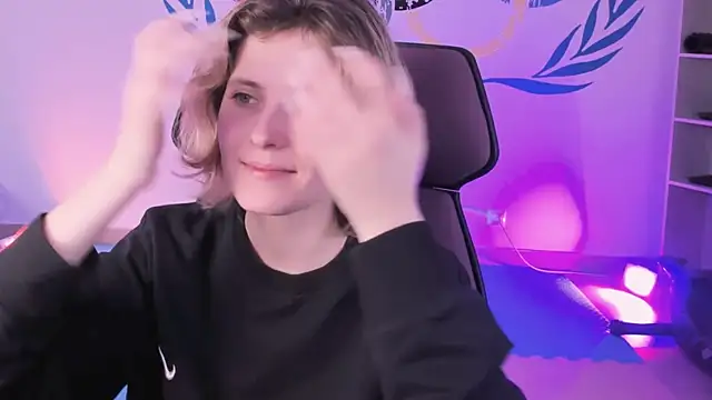 Snapshot of LolaAsmus chatting on December 24, 2024, 8:11 am LolaAsmus online show from December 24, 2024, 8:11 am