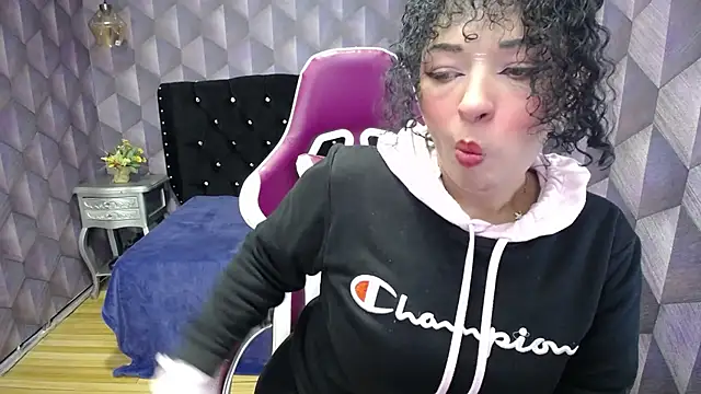 Snapshot of Sofiacowperx chatting on February 4, 2025, 2:10 pm Sofiacowperx online show from February 4, 2025, 2:10 pm