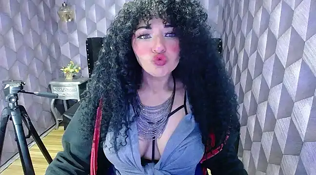Snapshot of Sofiacowperx chatting on February 8, 2025, 2:27 pm Sofiacowperx online show from February 8, 2025, 2:27 pm