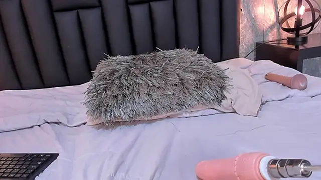 laura smith33 online show from February 6, 2025, 5:30 pm