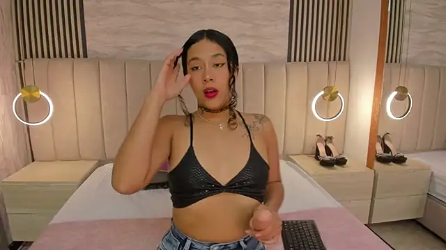 laura smith33 online show from October 24, 2025, 2:46 pm