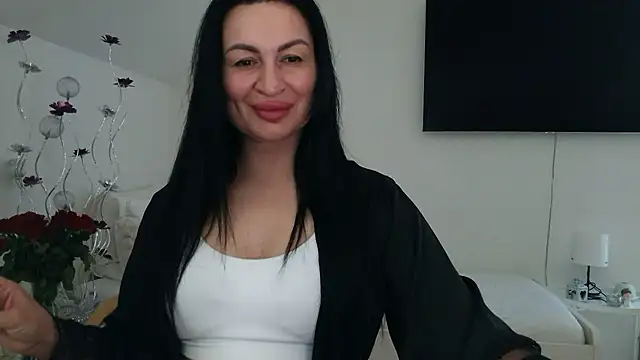 Snapshot of Helena7077 chatting on February 19, 2025, 11:25 pm Helena7077 online show from February 19, 2025, 11:25 pm