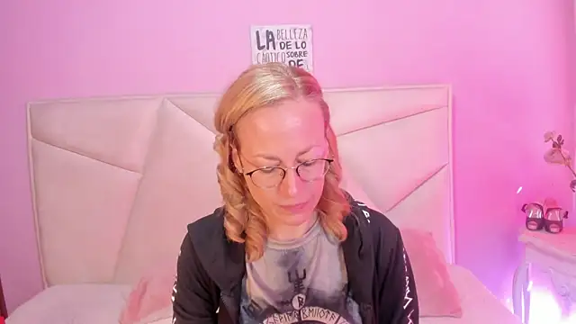 Snapshot of SammySanders chatting on September 21, 2025, 1:35 pm SammySanders online show from September 21, 2025, 1:35 pm