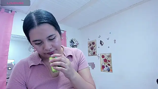 Snapshot of SophieWoods_ chatting on December 20, 2024, 3:42 pm SophieWoods  online show from December 20, 2024, 3:42 pm