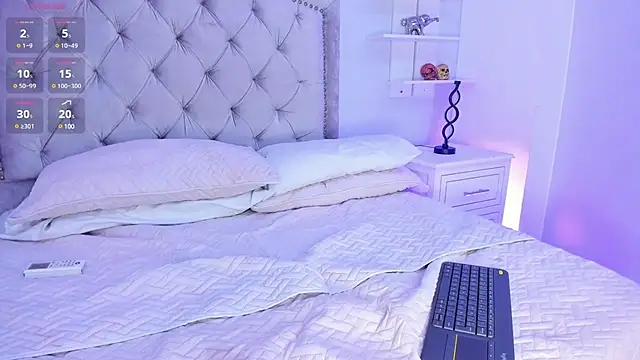 Snapshot of LiaFlowers chatting on December 18, 2024, 1:48 am LiaFlowers online show from December 18, 2024, 1:48 am