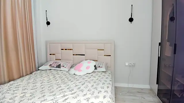 Snapshot of Lola_Peach chatting on December 15, 2025, 3:00 am Lola Peach online show from December 15, 2025, 3:00 am