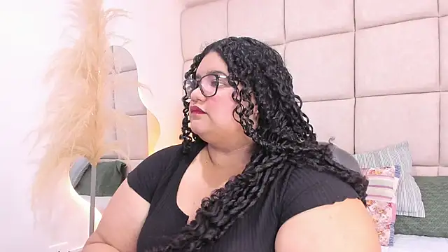 Miley Collins online show from November 19, 2025, 7:47 pm