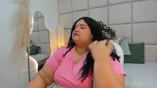 Miley Collins online show from December 3, 2025, 7:56 pm