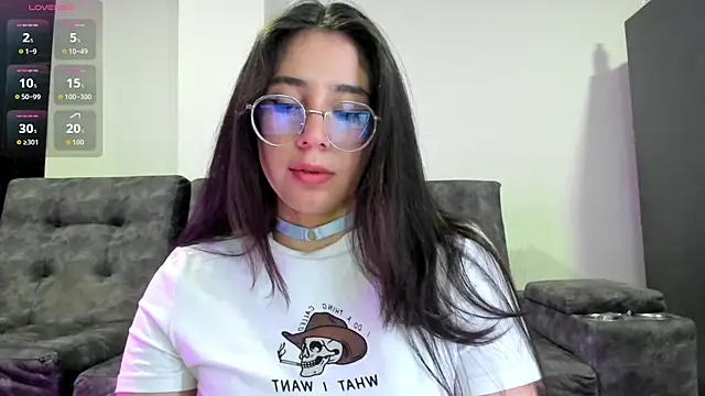 emmadiaz1 online show from October 10, 2025, 3:27 am