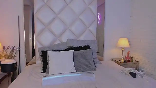 KimRoussee online show from February 5, 2025, 3:02 am