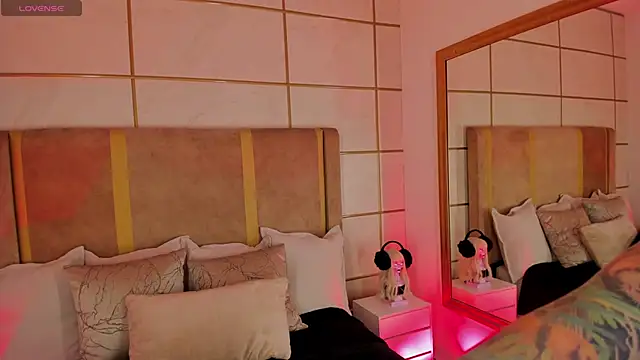 Snapshot of Kittenmeuw chatting on February 23, 2025, 3:35 am Kittenmeuw online show from February 23, 2025, 3:35 am