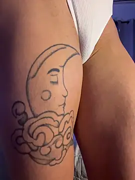 Snapshot of xMirana_ chatting on November 19, 2025, 8:25 am xMirana online show from November 19, 2025, 8:25 am