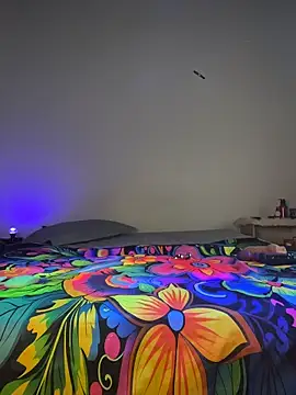 Snapshot of xMirana_ chatting on November 30, 2025, 9:35 am xMirana online show from November 30, 2025, 9:35 am