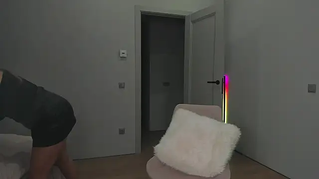  cometoseeme  online show from November 28, 2025, 11:29 pm