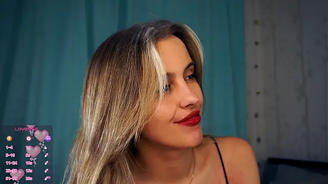 FannyHewson online show from October 18, 2025, 8:42 pm